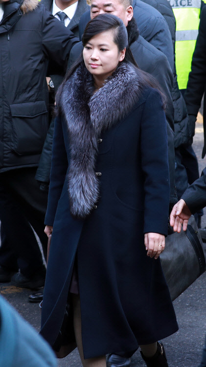 북한 예술단 사전점검단을 이끌고 있는 현송월 삼지연관현악단 단장이 21일 오전 강릉으로 가기 위해 서울역에 도착해 강릉행 KTX를 타기 위해 이동하고 있다. 북한 예술단 사전점검단은 총 7명으로, 이날 경의선 육로로 방남했다. 이들은 오전 8시57분 차량을 이용해 군사분계선을 넘었으며 이어 오전 9시2분 경기 파주의 남북출입사무소(CIQ)에 도착했다. 출입경에서 수속을 마치고 차량에 탑승해 서울역으로 도착해 KTX에 올랐다. 연합뉴스